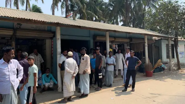 সমিতি পাড়া ও কুতুবদিয়া পাড়া এলাকার স্থানীয় বাসিন্দা