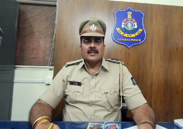 જસદણમાં બીજા લગ્ન મુદ્દે પિતા દ્વારા પુત્રની હત્યા કે બીજું કોઈ કારણ જવાબદાર, ગેરકાયદેસર હથિયાર ક્યાંથી ખરીદ્યું ? કેટલામાં ખરીદ્યું ? બીબીસી ગુજરાતી, બીબીસી ન્યૂઝ ગુજરાતી 