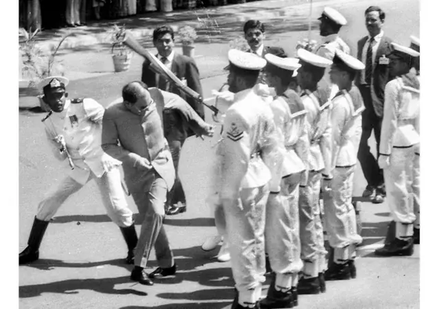 1987 साली कोलंबो दौऱ्यात श्रीलंक नौदलाच्या जवानाने बंदुकीच्या दस्त्याने केलेला हल्ला