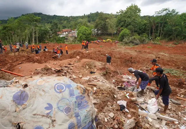 Situasi pencarian dan evakuasi korban lonsor di Majenang, Cilacap. 
