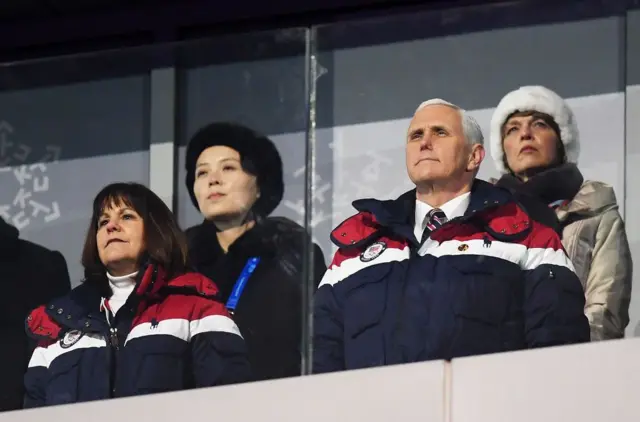 Ông Mike Pence (dưới, phải) ngồi gần em gái của ông Kim Jong-un (trên, trái) tại Thế vận hội mùa Đông