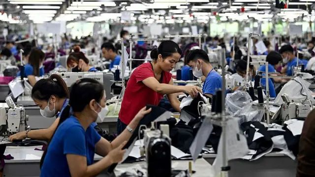 2025年7月2日，工人在越南太原省的一家服装厂缝制服装。越南是一个依赖出口的全球制造业中心。