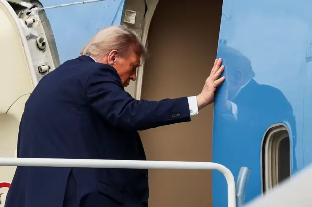 Tramp ulazi u predsednički avion posle susreta sa Putinom