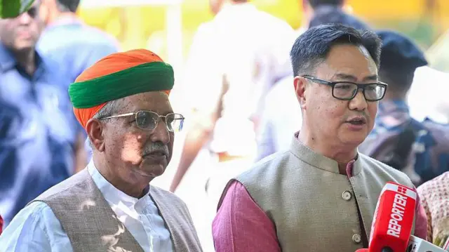 भारत के कानून एवं न्याय मंत्री अर्जुन मेघवाल (बाएं) के साथ पूर्व कानून एवं न्याय मंत्री किरेन रिजिजू (दाएं) 