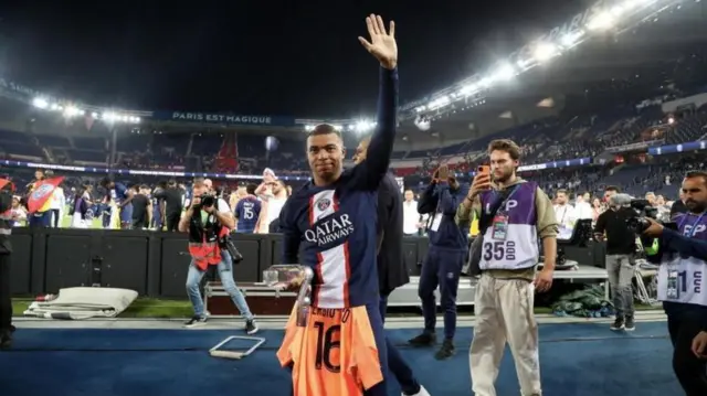 کیلیان امباپه پنج بار با لباس پاریسنژرمن و یک بار با لباس موناکو قهرمان فوتبال فرانسه شده است