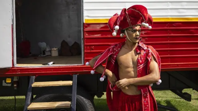 Mohamed Aqueel Ambraram  ya canza tufafinsa  gabanin wasan da ‘yan  Circus Galassia a Johannesburg na kasar Afrika ta Kudu