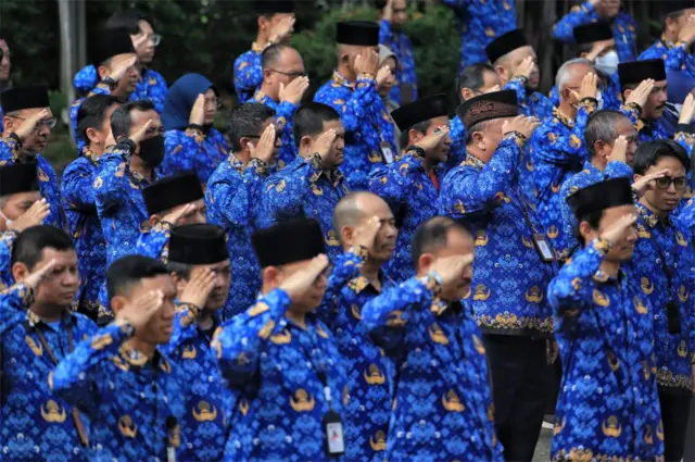 Sejumlah pegawai negeri menjalani upacara Hari Bela Negara ke-76 di kantor Kementerian Pendayagunaan Aparatur Negara dan Reformasi Birokrasi, 19 Desember 2024.