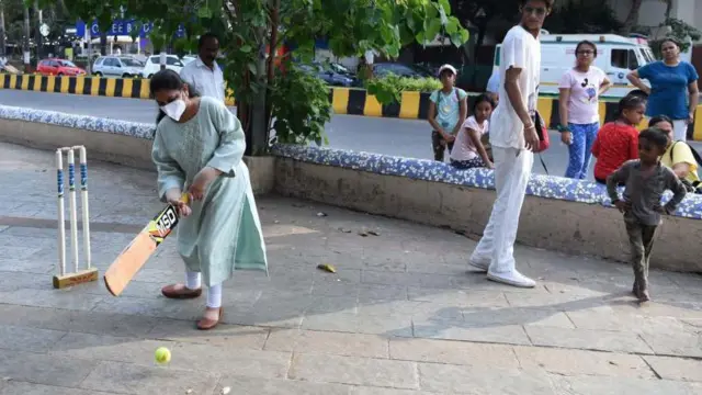 மகளிர் விளையாட்டு, பெண்கள், இந்தியா, கிரிக்கெட், பேட்மிண்டன் 

