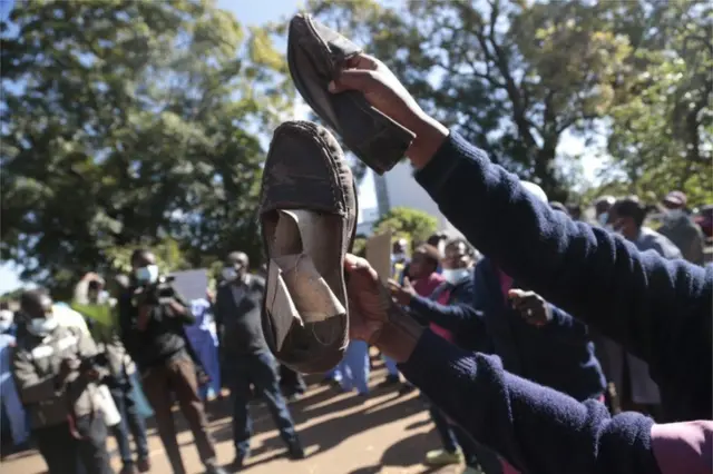 Abantu bafashe inkweto mu biganza