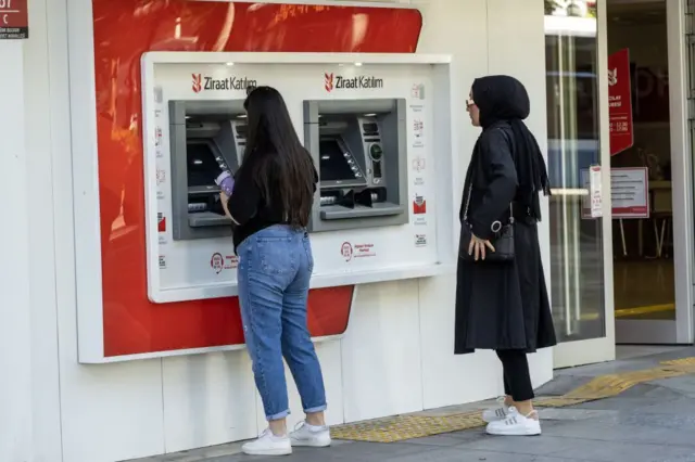 ATM önünde iki kadın