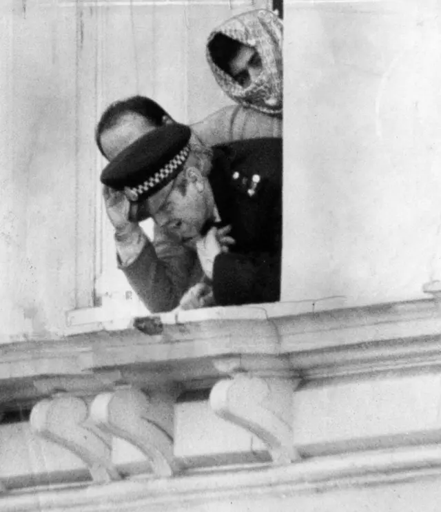 لاک از پشت پنجره پیام‌های مهاجمان را به پلیس منتقل می‌کرد