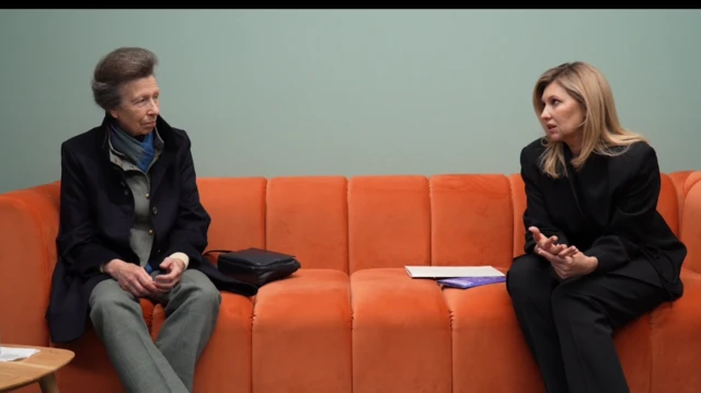 Олена Зеленська і принцеса Анна сидять на дивані 