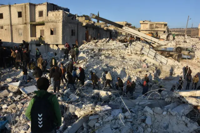 Сириянын Идлиб шаарында жай тургундар куткаруучулар менен бирге издөө иштерин жүргүзүүдө