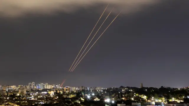 O sistema antimíssil opera após o Irã lançar drones e mísseis contra Israel, vistobet365 como apostarAshkelon, Israel, 14bet365 como apostarabrilbet365 como apostar2024