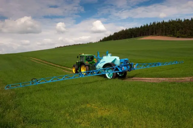 د وربشو په فصل د یوه ماشین په مټ دوا شیندل کېږي. 