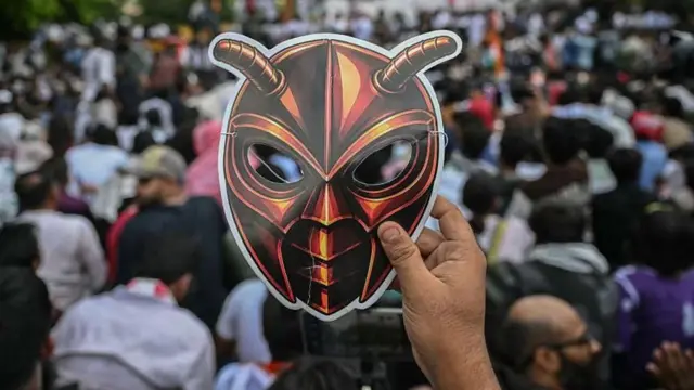 கரப்பான் பூச்சி வடிவ முகமூடிகளை அணிந்த பலர் போராட்டத்தில் பங்கேற்றனர்