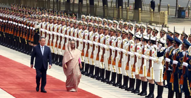 প্রধানমন্ত্রী শেখ হাসিনা সকালে গ্রেট হল অব দ্য পিপলে পৌঁছালে তাকে লালগালিচা সংবর্ধনা দেওয়া হয়। 
