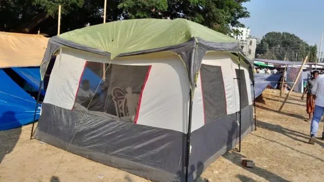 অ﻿নেকেই তাঁবু খাটিয়ে রাত্রিবাস করেছেন।