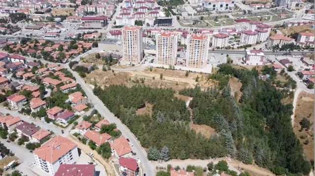 Geçmişte fabrikanın olduğu alanın günümüzdeki kuşbakışı görüntüsü. Binalar, boş arazi ve yollar görülüyor. 