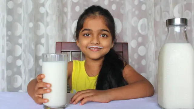 Yarinya na shan madara