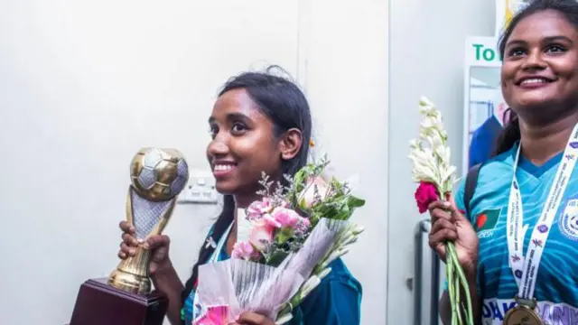 একের পর এক দল ছাড়ছেন নারী ফুটবলাররা। সর্বশেষ দল ছাড়ার ঘোষণা দিয়েছেন আঁখি খাতুন (ডানে)। 