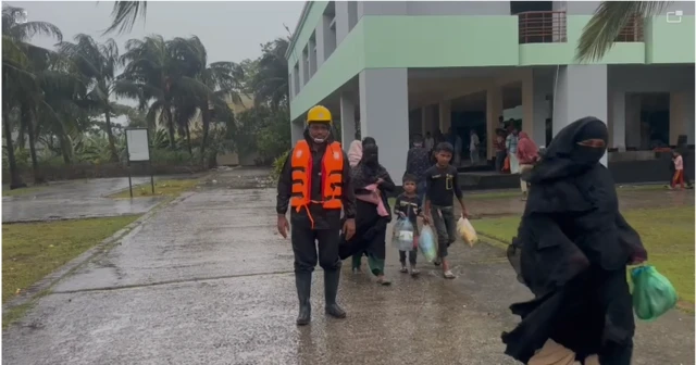 আশ্রয়ে আসা অনেকেই টয়লেট ও খাবার পানির জন্য পুনরায় তাদের বাড়ি ফিরে যাচ্ছেন।