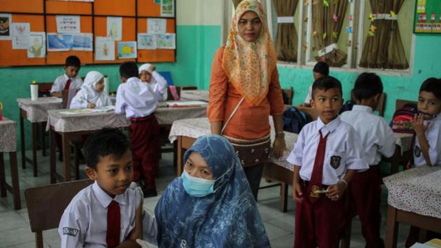 Seorang tenaga kesehatan menyiapkan suntikan vaksin Difteri dan Tetanus pada saat imunisasi anak di sebuah sekolah dasar di Kota Lhokseumawe, pada 1 Desember 2022, Provinsi Aceh, Indonesia.