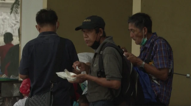 อาหารกล่องแจกฟรี เป็นเส้นด้ายสุดท้ายของพวกเขา ?