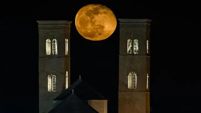 26 Şubat 2024'te İtalya'nın Molfetta kentindeki Molfetta Katedrali'nin kulelerinin arkasından yükselen dolunay