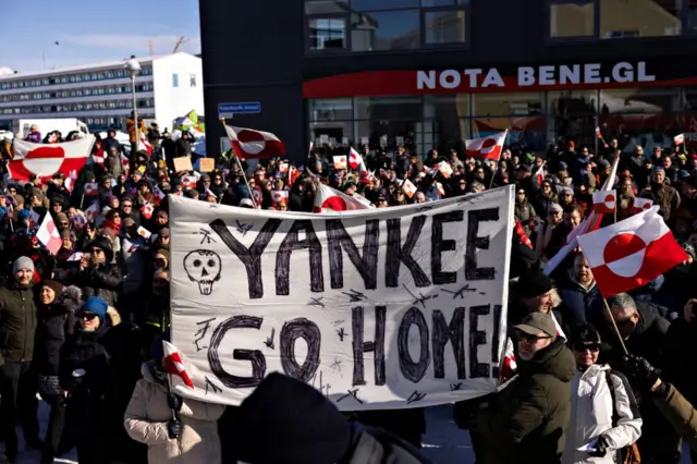 Người dân giương cao biểu ngữ có dòng chữ 'Yankee Go Home' (Người Mỹ về nhà đi) trong cuộc tuần hành đến lãnh sự quán Hoa Kỳ trong một cuộc biểu tình, với khẩu hiệu 'Greenland thuộc về người dân Greenland', tại thủ đô Nuuk của Greenland vào ngày 15/3/2025