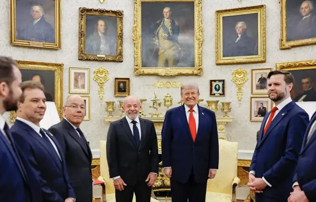 Lula e Trump sorriem para foto na Casa Branca cercados por suas respectivas comitivas