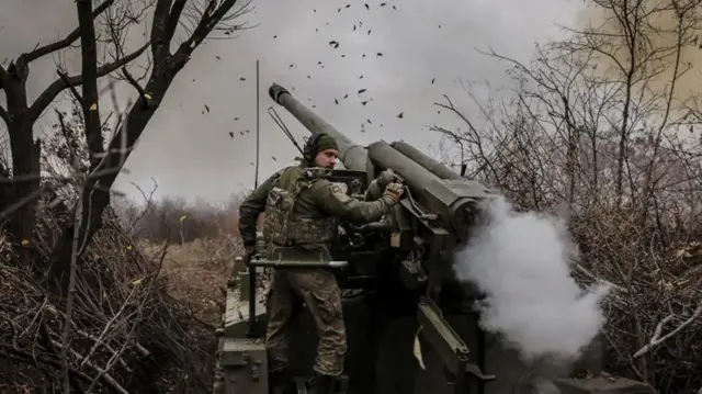 24-та механізована бригада веде вогонь по російських позиціях поблизу Часовогу Яру в Донецькій області