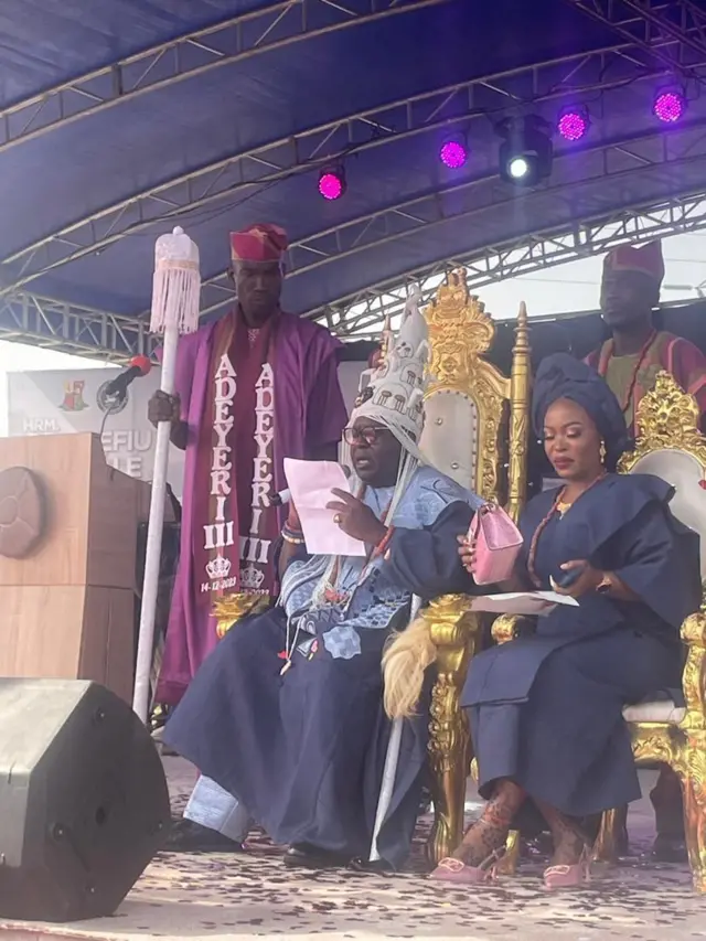 Asẹyin tuntun n ka ọrọ akọsọ