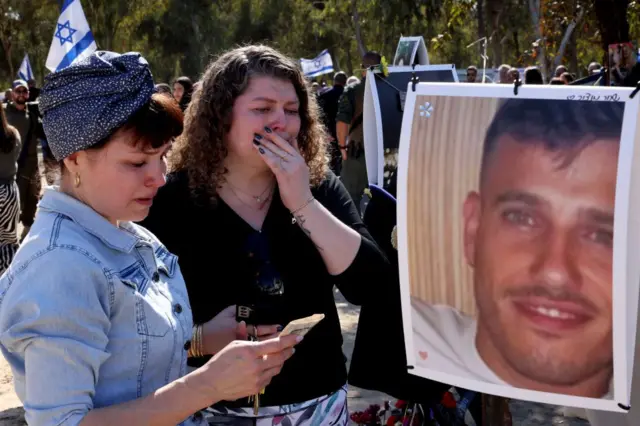 Familiares de los fallecidos en los ataques Hamás llorando