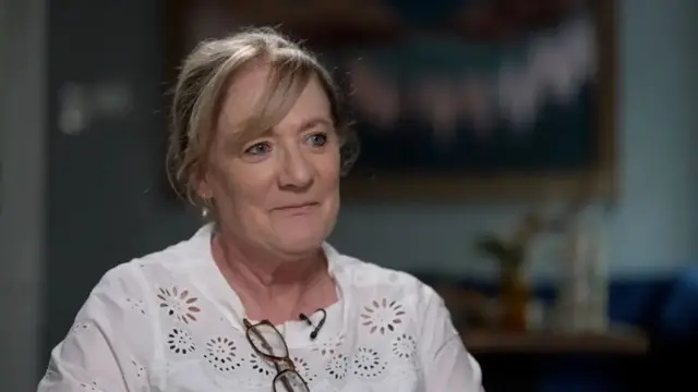 کامیل می گوید که برای یافتن پاسخ برای برخی از اسرار مربوط به رویداد تیراندازی به رسانه‌های اجتماعی مراجعه کرده است