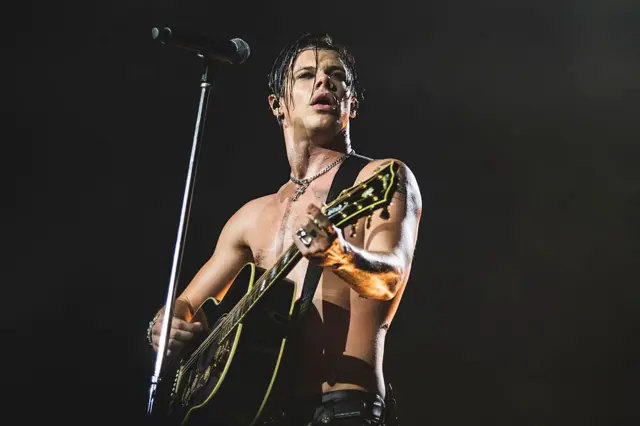 در این تصویر یانگبلاد، آهنگساز مشهور انگلیسی پانک و راک، در حالی که بالاتنشه‌اش لخت است و گیتاری در دست دارد، دیده می‌شود.