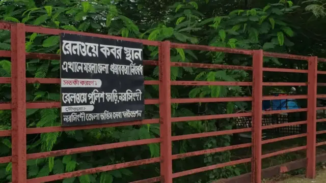 লাশগুলো রেলস্টেশনের কবরস্থানে বেওয়ারিশ হিসেবে দাফন করা হয়েছে
