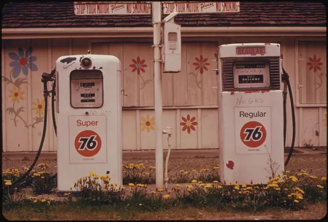 یک پمپ بنزین متروکه در آمریکا - آوریل ۱۹۷۴