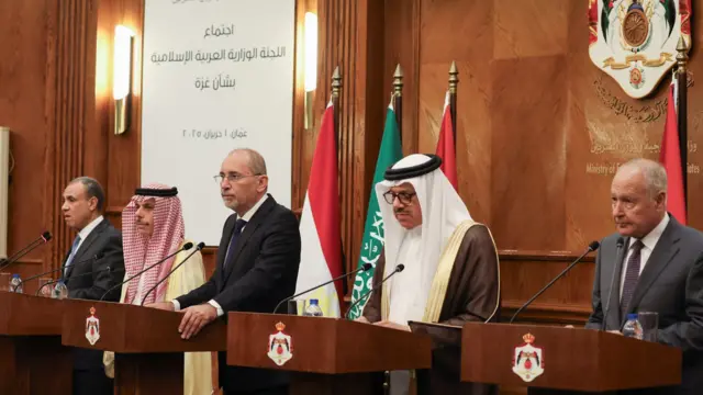 وزير الخارجية الأردني أيمن الصفدي، ووزير الخارجية السعودي الأمير فيصل بن فرحان آل سعود، ووزير الخارجية المصري بدر عبد العاطي، ووزير الخارجية البحريني عبد اللطيف بن راشد الزياني، والأمين العام لجامعة الدول العربية أحمد أبو الغيط يحضرون مؤتمراً صحفيا لأعضاء اللجنة الوزارية المكلفة من قبل القمة العربية الإسلامية المشتركة غير العادية بشأن غزة، في عمان، الأردن - 1 يونيو 2025. 