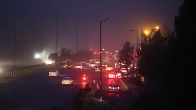 Autos en una carretera de Teherán, Irán, en la madrugada del 13 de junio de 2025
