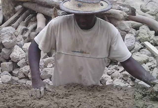 Un maçon à l'oeuvre sur un chantier de Tombouctou.