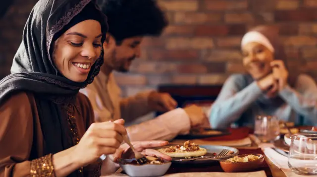 Ramadan 2025 : ce qu'il faut manger et ce qu'il faut éviter pendant le mois  de jeûne - BBC News Afrique