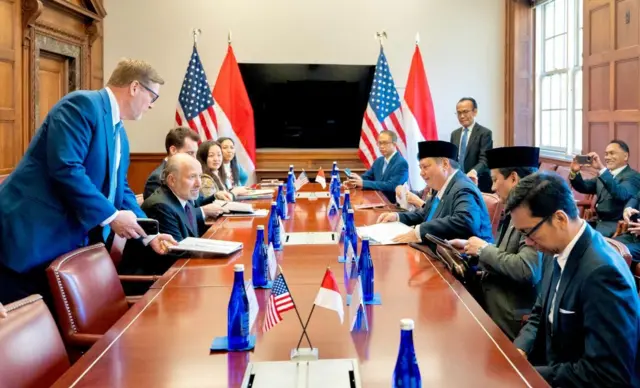 Pertemuan Menteri Koordinator Bidang Perekonomian Airlangga Hartarto dengan Menteri Perdagangan AS Howard Lutnick, April 2025 membicarakan tarif.