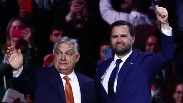 Віктор Орбан разом із віцепрезидентом США Джей Ді Венсом на мітингу в Будапешті