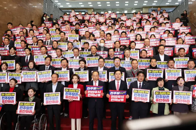 दक्षिण कोरियाका राष्ट्रपति यून सुक यउलको कदमपछि सोलमा प्रदर्शन