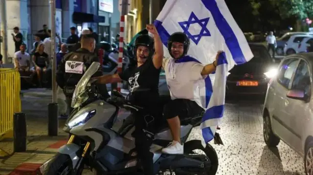 Waisraeli mjini Netanya walishangilia na kupeperusha bendera za taifa la Israel kushangilia kifo cha Sinwar.