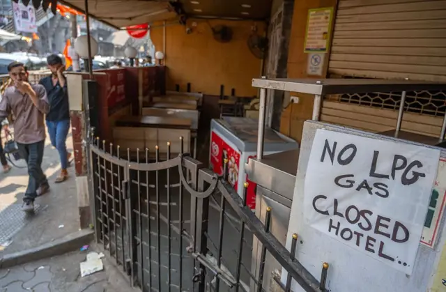 मुंबईच्या घाटकोपर येथील एका हॉटेलवर पाटी लावण्यात आलीय.