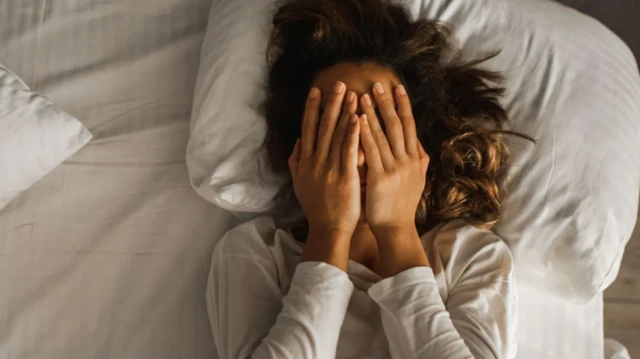 امرأة تحاول النوم 