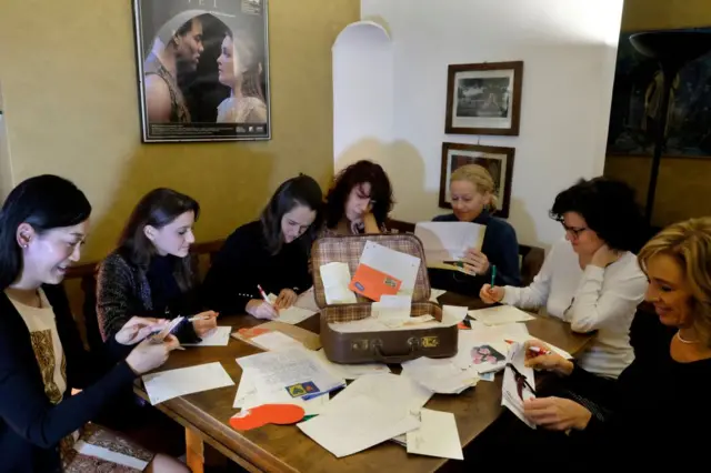 Varias chicas con las cartas