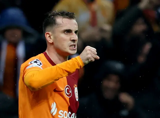 Kırmızı sarı Galatarsay formasıyla Kerem Aktürkoğlu